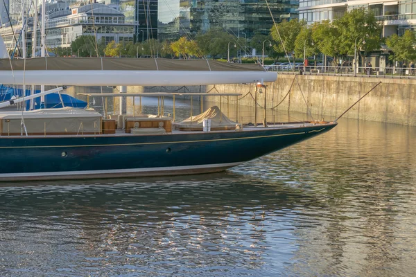 Barco Elegante en Puerto Madero en Buenos Aires Argentina - —  Fotos de Stock