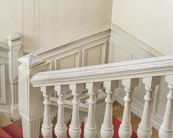 インテリア ビュー クラシック スタイルの白い階段 — ストック写真