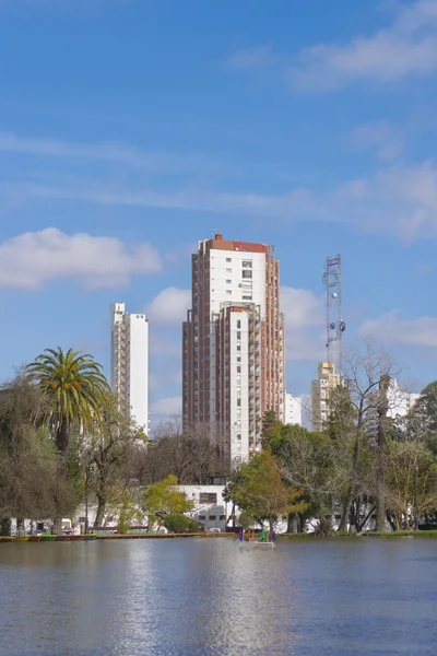 Здания и озера в городе Ла-Плата в Буэнос-Айресе, Аргентина — стоковое фото