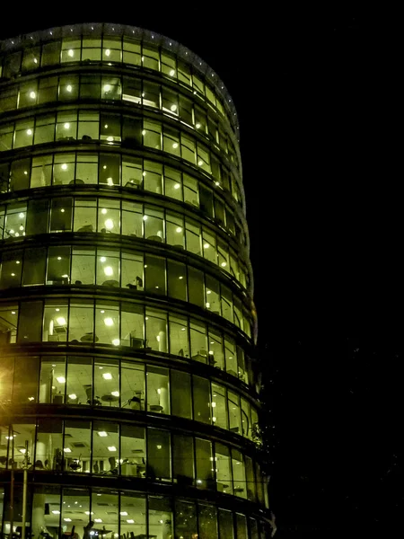 Vue nocturne du bâtiment moderne à Buenos Aires Argentine — Photo