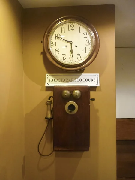 Vintage teléfono y reloj de pared — Foto de Stock