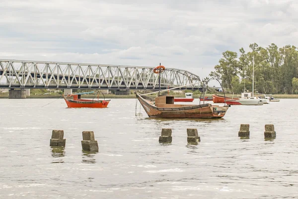 Santa Lucia-folyó Montevideo Uruguay csónakok — Stock Fotó