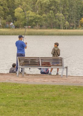 Montevideo Nehri kıyısında, Aile Balık tutma