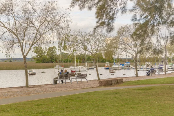 Ludzie w Boardwalk rzeki Santa Lucia w Montevideo — Zdjęcie stockowe