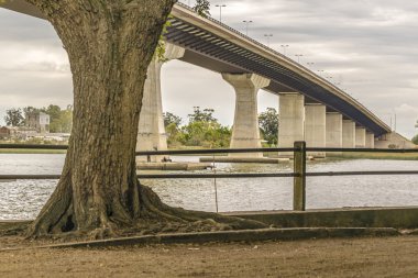 Santa Lucia nehir Montevideo Uruguay üzerinden köprü