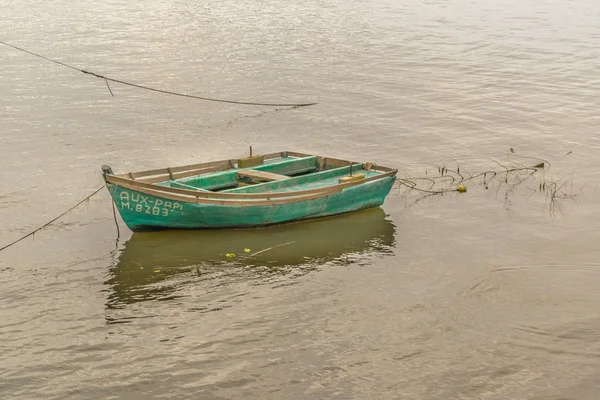 Altes fischerboot am fluss santa lucia in montevideo — Stockfoto