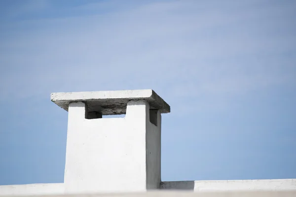 Weißer Schornstein und blauer Himmel — Stockfoto