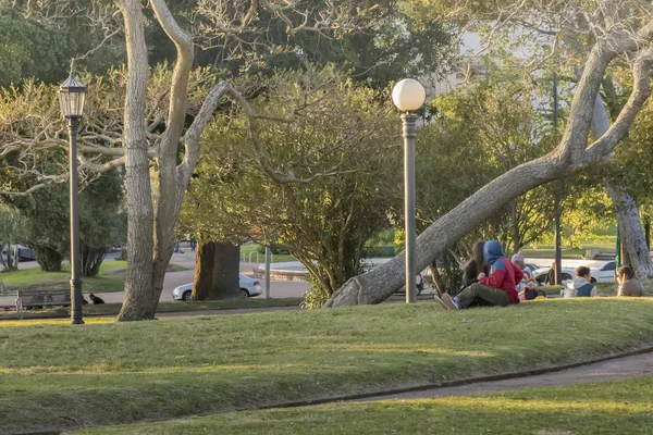 Gente en el Parque en Montevideo Uruguay — Foto de Stock