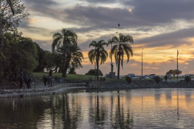 Montevideo Park'ta günbatımı kentsel sahne
