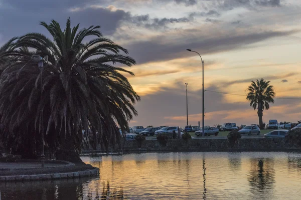 Solnedgången stadsbilden på Park i Montevideo — Stockfoto