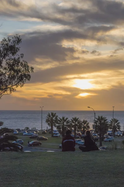 Jongeren kijken naar de zonsondergang in Montevideo — Stockfoto