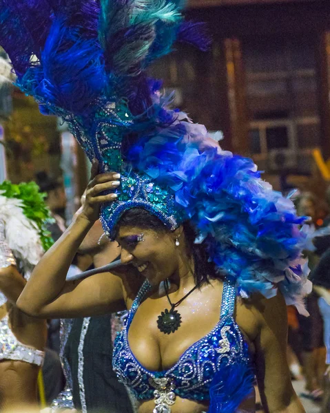 Танцюристом костюмовані приваблива жінка на карнавал параді Уругваю — стокове фото