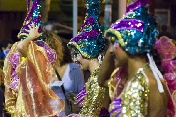 在乌拉圭狂欢节游行中吸引人的舞蹈家妇女 — 图库照片