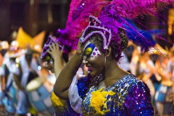 Mulher dançarina atraente fantasiada no desfile de carnaval do Uruguai — Fotografia de Stock