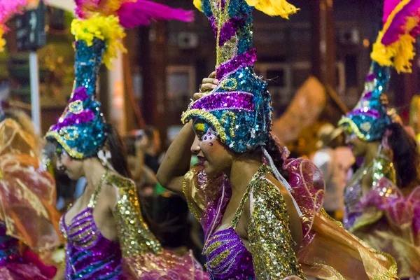 Kostümierte attraktive Tänzerinnen beim Karnevalsumzug von Uruguay — Stockfoto
