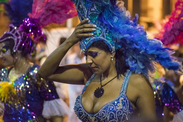Costumes Danseuse attirante femme au défilé de carnaval de l'Uruguay — Photo