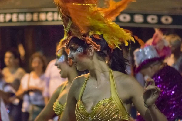 Costumed attraente ballerina donna a carnevale parata di Uruguay — Foto Stock