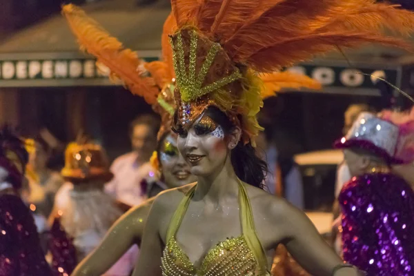 Karnaval geçit Uruguay kostümlü çekici dansçı kadın — Stok fotoğraf