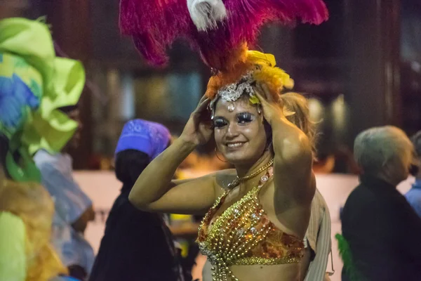 Kostiumach tancerz atrakcyjna kobieta w paradzie karnawałowej Urugwaju — Zdjęcie stockowe