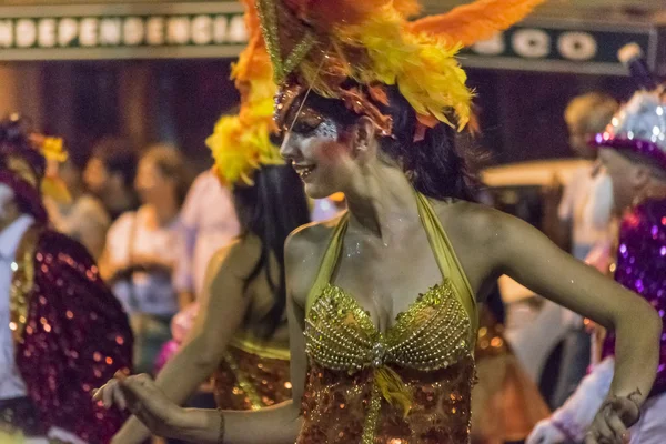 Scenkostymer attraktiva dansare kvinna på Carnival Parade av Uruguay — Stockfoto