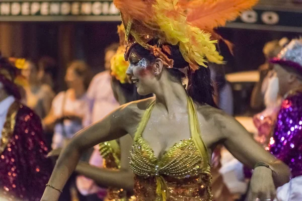Gekostumeerde aantrekkelijke danser vrouw op Carnival Parade van Uruguay — Stockfoto