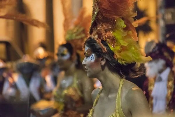 Scenkostymer attraktiva dansare kvinna på Carnival Parade av Uruguay — Stockfoto