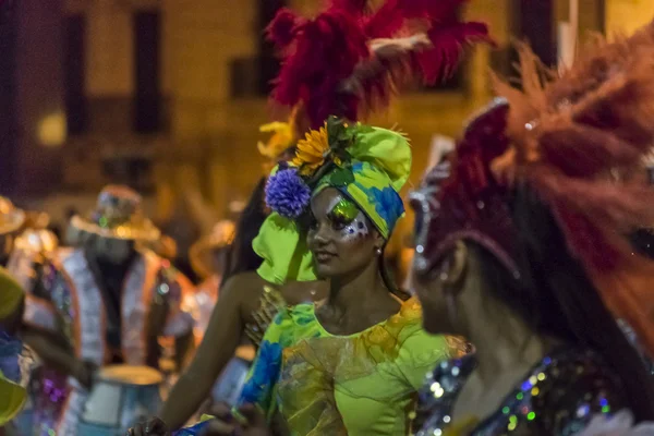 Costumed ελκυστική χορεύτρια γυναικών στην καρναβαλίστικη παρέλαση της Ουρουγουάης — Φωτογραφία Αρχείου