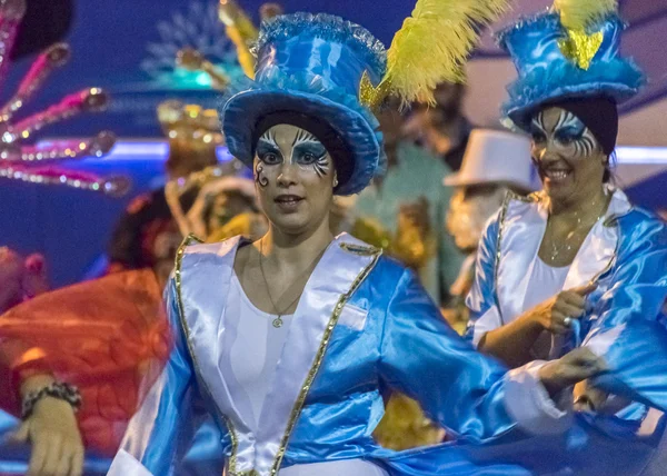 Kostümierte attraktive Tänzerinnen beim Karnevalsumzug von Uruguay — Stockfoto