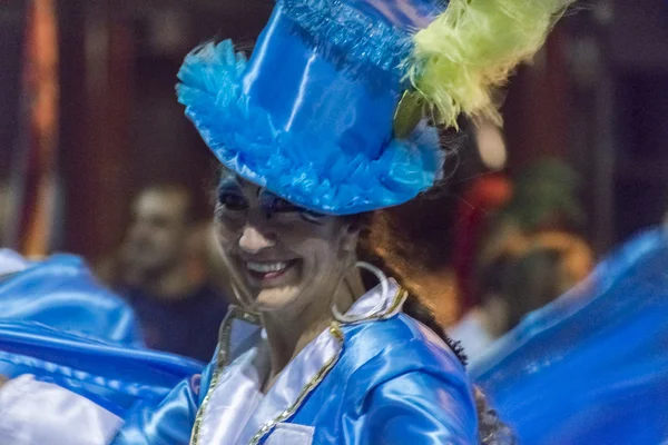 Mulher dançarina atraente fantasiada no desfile de carnaval do Uruguai — Fotografia de Stock