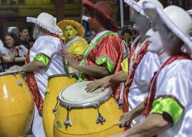 Uruguay Karnaval Geçidi 'nde Candombe Davulcuları Grubu