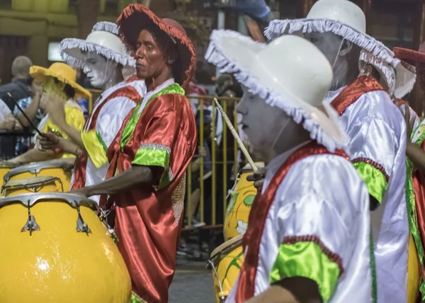 Группа кандомбских барабанщиков на карнавальном параде в Уругвае — стоковое фото