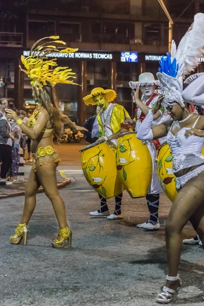 Urugua のカーニバルパレードでの女性ダンサーと Candombe ドラマー — ストック写真