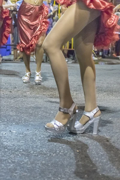乌拉圭狂欢节游行中的女舞者腿 — 图库照片