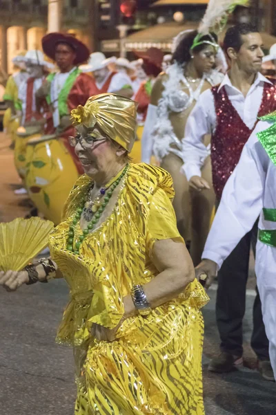 Karnevalová skupina na inaugurační přehlídce karnevalu v Montevideo Uru — Stock fotografie