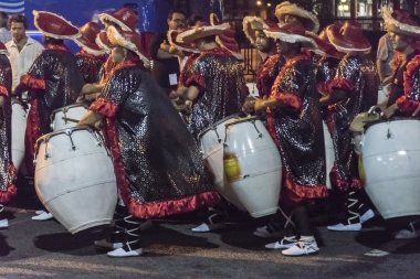 Uruguay Karnaval Geçidi 'nde Candombe Davulcuları Grubu