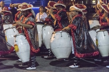 Uruguay Karnaval Geçidi 'nde Candombe Davulcuları Grubu