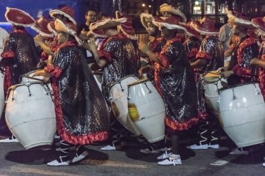 Uruguay Karnaval Geçidi 'nde Candombe Davulcuları Grubu