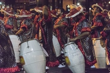 Uruguay Karnaval Geçidi 'nde Candombe Davulcuları Grubu