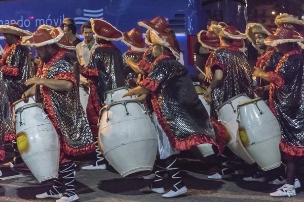 Groupe de batteurs de Candombe au défilé de carnaval de l'Uruguay — Photo