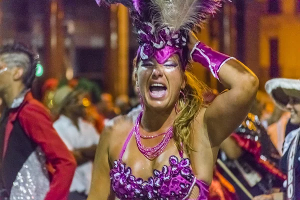 Mujer adulta bailarina disfrazada en desfile de carnaval de Uruguay —  Fotos de Stock