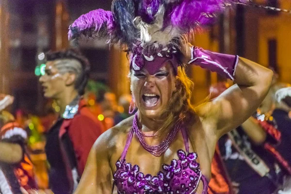 Ballerina in costume Donna adulta alla parata di Carnevale dell'Uruguay — Foto Stock