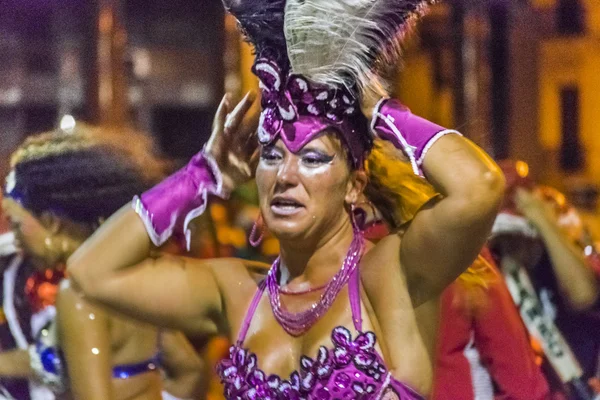 Dorosła kobieta kostiumach tancerz w paradzie karnawałowej Urugwaju — Zdjęcie stockowe