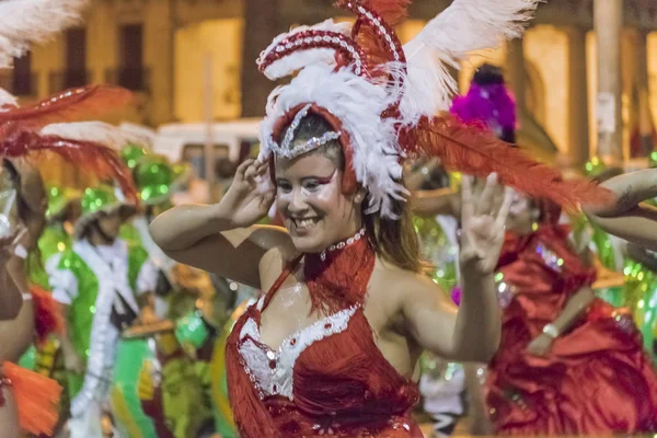 Uru のカーニバルのパレードの衣装を着た魅力的な若い女性ダンサー — ストック写真