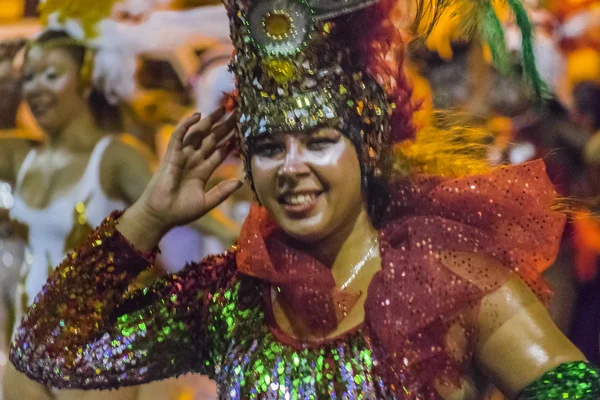 在乌拉圭狂欢节游行中担任演员的年轻女舞蹈家 — 图库照片