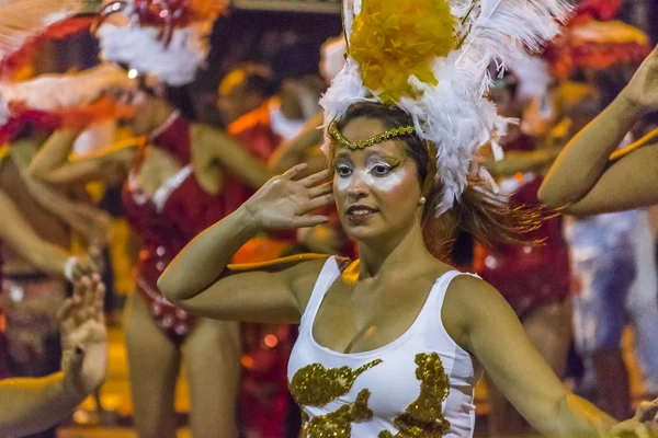 Costumed νεαρή γυναίκα χορεύτρια στο Καρναβαλιού παρέλαση της Ουρουγουάης — Φωτογραφία Αρχείου