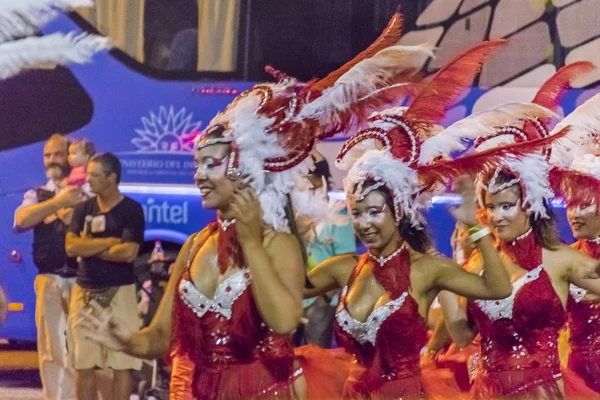 Kostümierte junge Tänzerinnen beim Karnevalsumzug von Uruguay — Stockfoto
