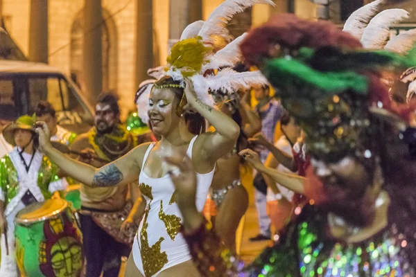 Jovens dançarinas fantasiadas no desfile de carnaval do Uruguai — Fotografia de Stock