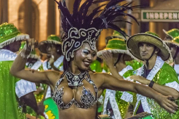 Karnaval geçit töreni de kostümlü çekici siyah kadın dansçı uru — Stok fotoğraf