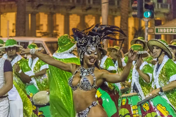 Costumed aantrekkelijke zwarte vrouw danseres op Carnival parade van Uru — Stockfoto