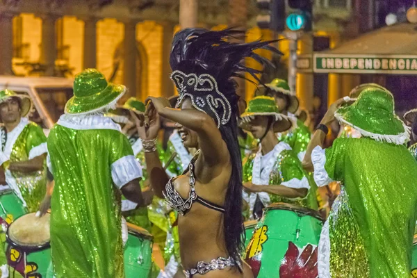 Costumado atraente mulher negra dançarina no desfile de carnaval de Uru — Fotografia de Stock